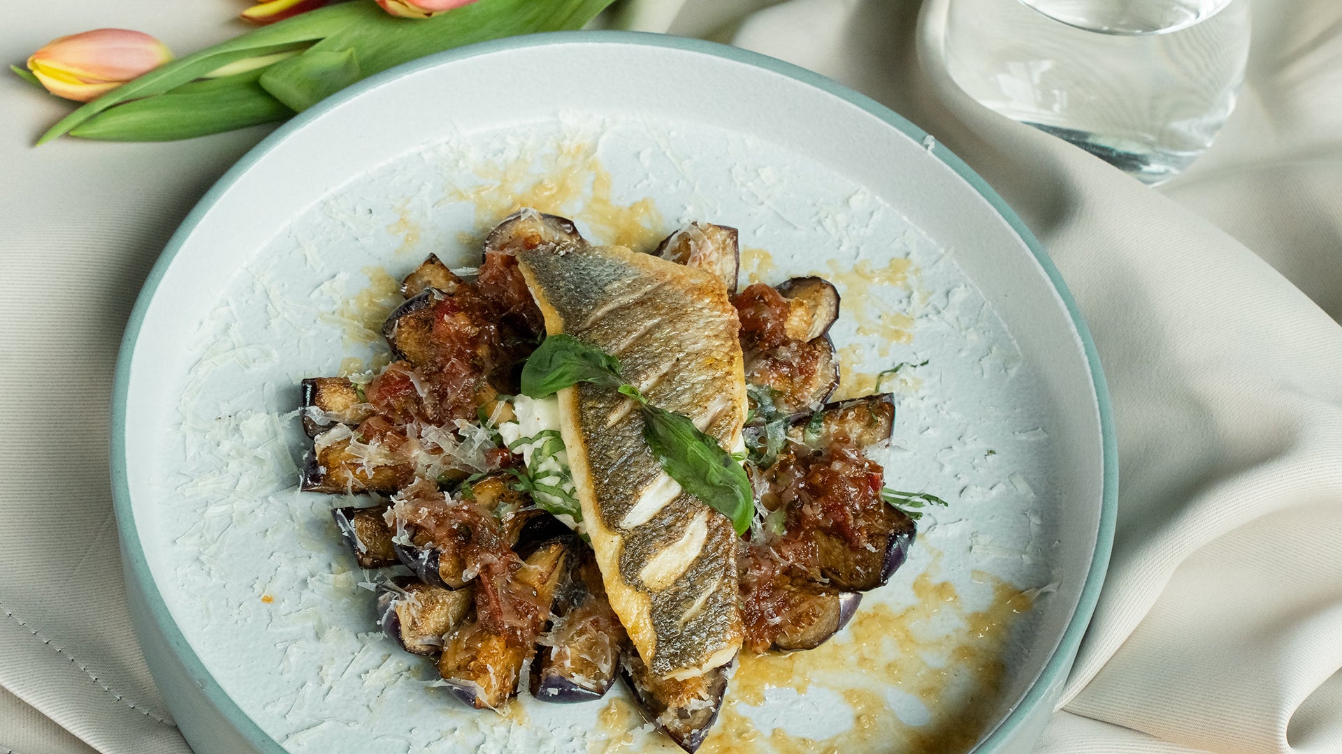 Fischfilet Parmigiana mit Auberginen, Pecorino & Büffelmozzarella